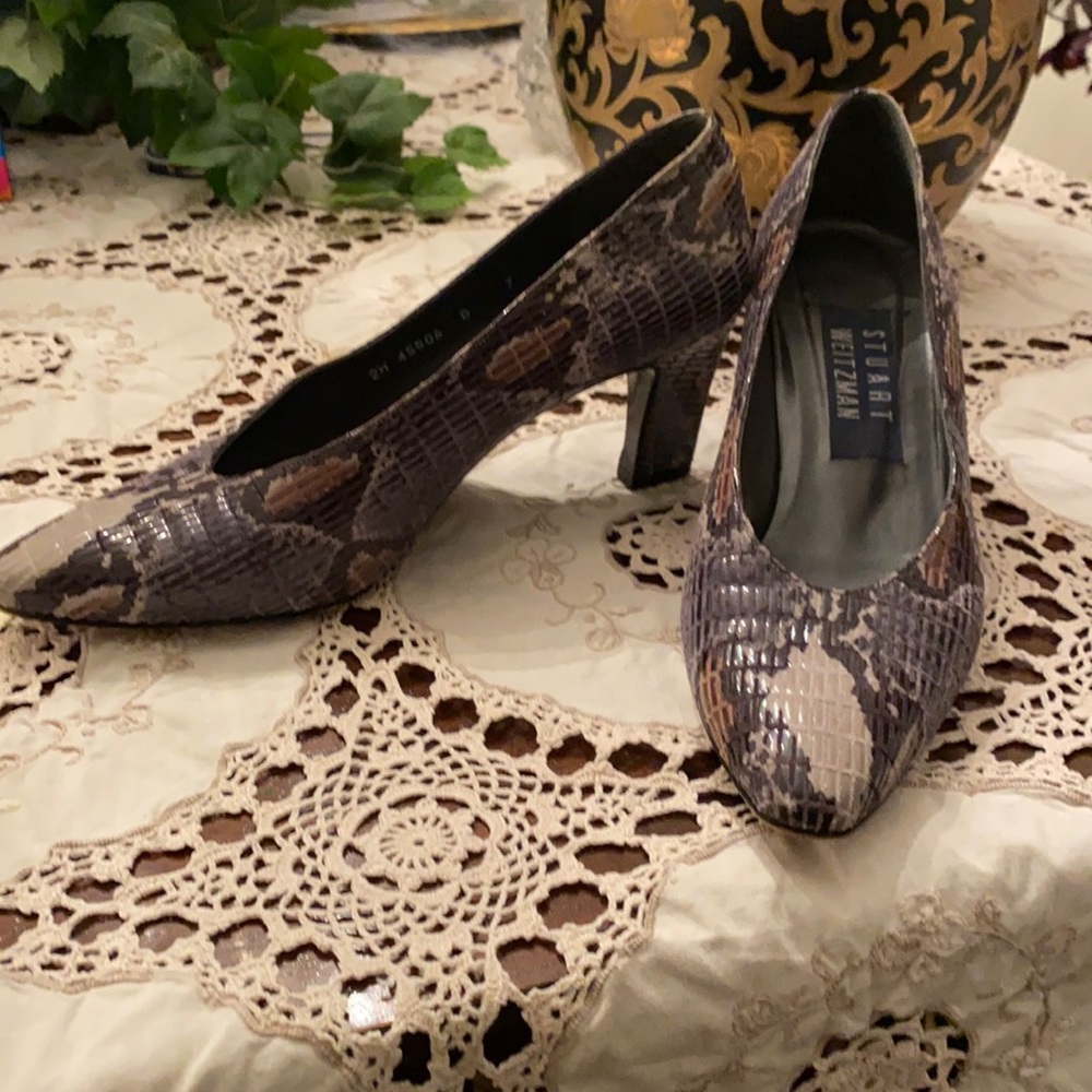 Vintage Stuart Weitzman size 7 snake skin heel